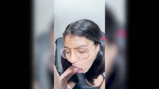 Amateur inocente provoca con su primera mamada y facial chorreado