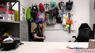 ว้าว ดูสาวบลอนด์น่ารักในชุดเครื่องแบบโดนจับและโดนทำหนัก!