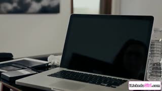 الرئيسة البرونيتية الصغيرة تلمح إلى لعق العجيزة اللسبية والاستمناء