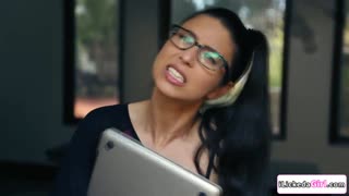 Brunetka šefinja namigne na lezbično lizanje pičke in masturbacijo