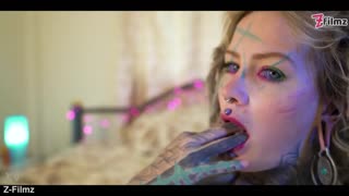 Chica gótica tatuada dedos ambos agujeros y juega ano profundo