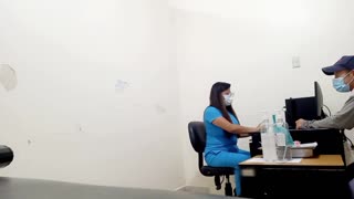 Ultra viralno!! Zdravnik se razživi s pacientko za vročo domačo porno v bolnišnični pisarni