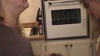 Amaterski pari delijo blond vročo ženo v orgiji z obraznimi izlivi