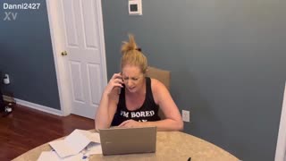 היי מילף עגלגלה דני ג'ונס מקבלת את המעסה הכושר שלה לליטוף ביתי