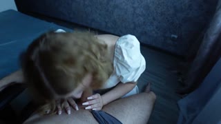 瘦金发小可爱借钱不成抓鸡巴猛深喉狂吞精液