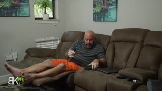 Halloween Ghostface geeft gedurfde slordige handjob deel 1