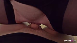 Boleh tak Sweetie Plum kecil lucu tahan throatfuck kasar batang Jerman?