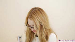 Lesben mit fetten Titten wichsen und lecken Fotze bester Freundin