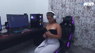 그 브라질 여자의 엉덩이 크기를 봐, 정말 비현실적이지 않아?