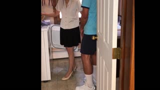 Гей, думаєш, ця сексуальна MILF встоїть перед хлопцем-сусідом у пральні?