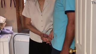 Hey, glaubst du, sexy MILF widersteht Nachbarsjungen im Waschraum?