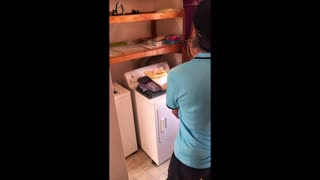 هی، فکر می‌کنی این MILF سکسی می‌تونه در برابر پسر همسایه مقاومت کنه؟