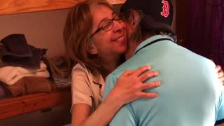 Hey, kan deze sexy milf de buurjongen weerstaan in de wasruimte?