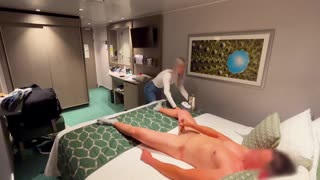 تا حالا فکر کردی وقتی برای نوشیدنی به پذیرش هتل زنگ می‌زنم چی اتفاق می‌افته و اون منو مالش می‌ده تا بیام؟