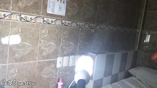 Огромне сисe ебони модел скида се и заводљиво позира за камеру