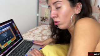 PC'de Oyun Oynarken Tüm Deliklerini Sikip Sert Anal Kreampie Dökülüyor