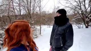 雪地公园红发大屁股巨乳挑逗路人鸡巴