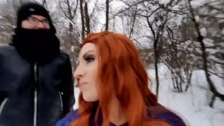 रेडहेड बिग बूटी स्नो पार्कमध्ये टिट्स दाखवून स्ट्रेंजर लंड चाट