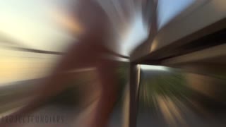 Křivá MILF v bílých saténových šatech si užívá riskantní veřejnou akci na balkoně při západu slunce