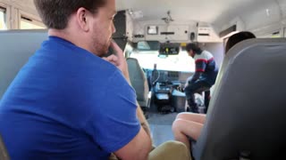 فيديو: يسرع للقذف على وجهها أثناء ركوب الحافلة