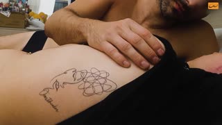 ze trilt van intens orgasme door tepelspel en solo actie