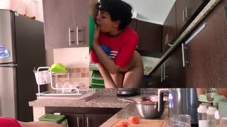 Нарезка овощей в разгар интенсивных эмоций от ебли киски (Превью)