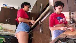 Memotong Sayur di Tengah Emosi Intens Seks Memek (Pratinjau)