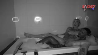 CASSIDY LUXE hopper våd røv på BBC med raketkraft i damp badekar