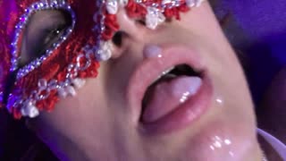 Teman Sekamar Membawa Kostum Berenang Sapi, Memamerkan Pantatnya yang Indah... Apa Pendapatmu?