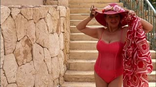 Babcia Maria spędza zabawny dzień na słońcu z przyjacielem