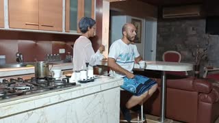 Aku curi-curi mesum liar dengan kekasih di dapur