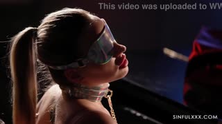 ਬੌਂਡੇਜ ਵੀਡੀਓ: ਸਿਨਫੁਲXXX ਬਲਾਇੰਡਫੋਲਡ ਐਨਾ ਕਲੇਅਰ ਕਲੌਡਸ ਨੂੰ ਚੇਨ ਉੱਤੇ ਰੱਖਦਾ ਹੈ