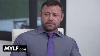 艾丽莎·佩恩巨乳熟女被老板军士迈尔斯站立狗爬式支配内射高潮