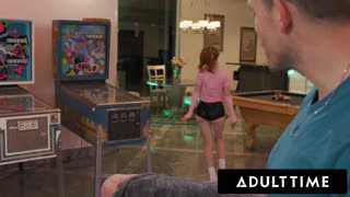 Adult Time Gadis Kolej Myra Moans Madi Collins Bertanding Perhatian Threesome Pertama