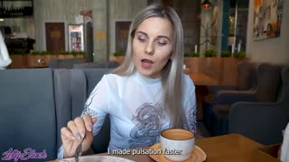 ฉันตื่นเต้นกับรีโมทไวเบรเตอร์ของเล็ตตี้ แบล็ค ในคาเฟ่แออัด