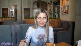 Letty Black'in uzaktan kumandasını kalabalık kafede kullanırken titriyorum