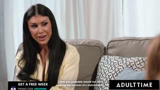 Adult Time - Ex-Namoradas Adria Rae e Kimmy Kimm Comem Buceta Discretamente e Tesoura a Três com Casamenteira Queenie Sateen!