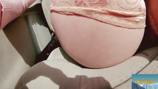 Požudna MILF pokazuje pičku bez gaćica u rizičnoj vožnji