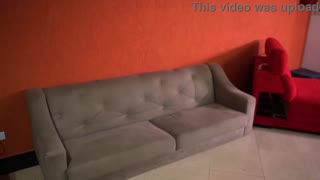 ஏய், ஒரு சூடான பிரூனெட் உடன் பின்னணியில் என்ன நடக்கிறது என்பதைப் பார்க்க விரும்புகிறீர்களா?