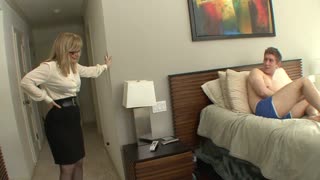 मेच्योर नीना हार्टले लिंगरी में यंग स्टड को बहकाती