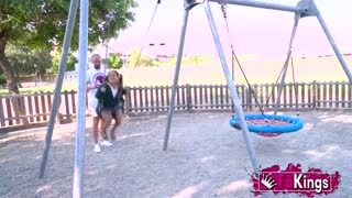 矮小侏儒妹挑逗巨屌能扛住狂野猛骑吗？😏