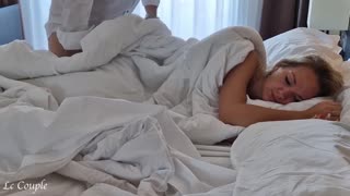 Suami balik rumah dan lompat ke atas isteri di katil! 😍