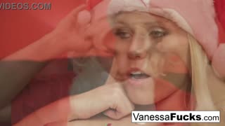Vanessa Cage abre tudo enquanto Papai Noel soca fundo sua buceta apertada e molhada