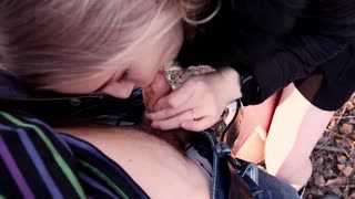 Hé, zag je me mezelf aanraken in het bos? Die gast wel en nam me hard!