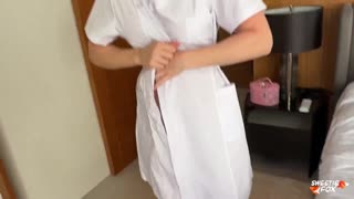 ਸਵੀਟੀ ਫਾਕਸ ਦਿਖਾਉਂਦੀ ਹੈ ਜੋਸ਼ੀਲਾ ਨਰਸਿੰਗ ਰੋਲਪਲੇ, ਡੌਗੀਸਟਾਈਲ ਤੋਂ ਫੇਸਸਿਟਿੰਗ ਅਤੇ ਕੰਮ ਸਵਾਲਣ ਤੱਕ