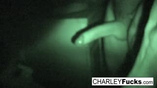 Charley Chase Odkrywa Gorącą Akcję w Nocy z Wizją