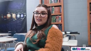 يَا صَغِيرَةَ الْقَامَةِ طَالِبَةً جَدِيدَةً هَلْ تُرِيدِينَ تَحْوِيلَ عَاشِقَةِ الْكُتُبِ لِشَرْمُوطَةِ سْتْرَابْ أُونْ؟