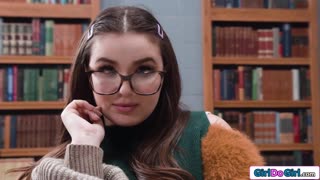 Hé kleine freshman, maak die boekenwurm een strapon slet?