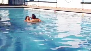 Nilimshawishi mwanamke mnene wa nyumbani kwa kupiga kwenye dimbwi la umma! Mwanamke huyu wa Latina mwenye matiti makubwa alichukua mboo wangu kirefu ndani ya maji