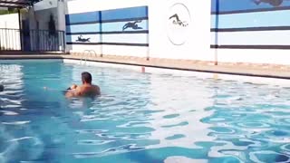 Zapeljal debelo gospodinjo za trkanje v javnem bazenu